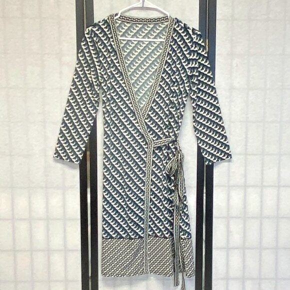 Max Studio Wrap Midi Dress L V-Neck Long Sleeve Border Print Stretch Knit Boho - Picture 1 of 11